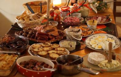 Una mesa de cena de Navidad.