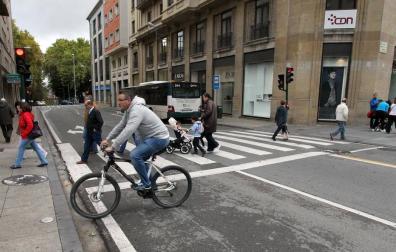 Tráfico de villavesa, peatones y ciclistas, en la calle Cortes de Navarra de Pamplona.