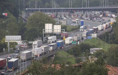 Estado que presentaba este lunes la A-8, en sus últimos kilómetros, con una hilera de ocho kilómetros de camiones en las inmediaciones del paso fronterizo de Biriatou.