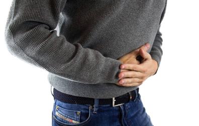 Una persona con dolor de tripa por la gastroenteritis
