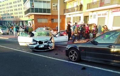 El vehículo gris perdió el control en el puente de Cuatrovientos se subió a la acera, arrolló a la pareja de novios y chocó contra otro coche al regresar a la carretera.
