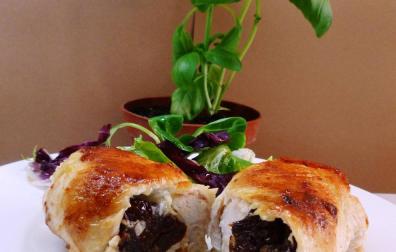 Pechugas de pollo, albahaca, tomate secos, queso brie... ¡maravilla!