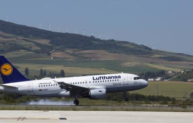 El avión de la línea Pamplona-Frankfurt, operada por Lufthansa, toma tierra en el aeropuerto de Noáin esta semana.