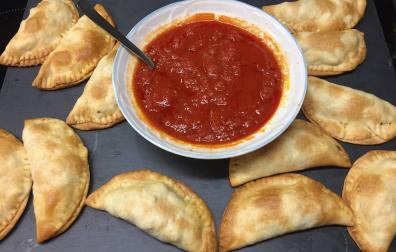 Imagen de las empanadillas con la salsa de tomate