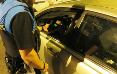 Un agente de la Policía Local de Tudela realiza un control de alcoholemia