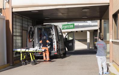 Varios profesionales y una ambulancia, en el acceso a Urgencias del Hospital Reina Sofía de Tudela