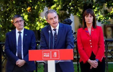 Acto de los socialistas en Guernica, con José Luis Rodríguez Zapatero, entre el exlehendakari Patxi López y la vicelehendakari Maite Mendia