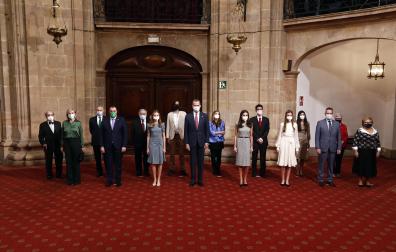 Los reyes Felipe y Letizia, la princesa Leonor (i) y la infanta Sofía han presidido el encuentro con los ganadores de los Premios Princesa de Asturias 2021.