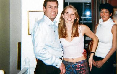 El príncipe Andrés y la demandante, junto a Ghislaine Maxwell en 2001