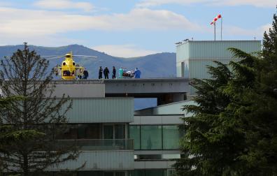 Un helicóptero traslada a un paciente al edificio de Urgencias del CHN