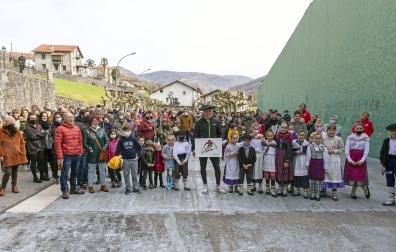 Homenaje al esquiador Adur Etxezarreta en Areso.