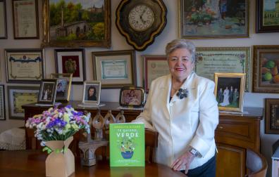 Angelita Alfaro con el libro nuevo y el Premio Navarra de Gastronomía que recibió en 2009