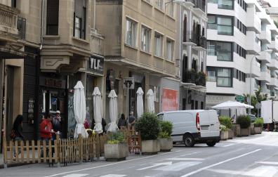 A raíz de la pandemia, el Ayuntamiento eliminó plazas de aparcamiento de la calle Amaya para ganar espacio al peatón. Actualmente hay tres terrazas ocupando parte de la calzada, con vallas de madera. El área de Seguridad Ciudadana ha planteado a estos hosteleros que mejoren el aspecto del espacio, con elementos más acordes a la ordenanza