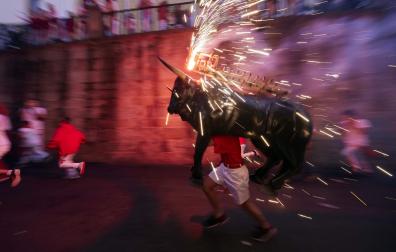 Toro de fuego por las calles de Pamplona en San Fermín