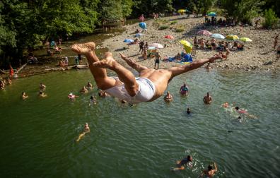 Un joven se lanza del puente de Irotz para combatir el sofocante calor de la semana pasada, algo que no se repetirá en la que hoy empieza