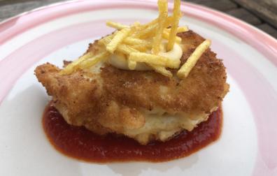 Este huevo frito rebozado y con bechamel es una de las tres recetas de hoy.