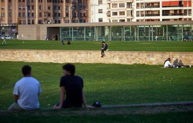 Varias personas, en la Vuelta del Castillo de Pamplona, con temperatura veraniega