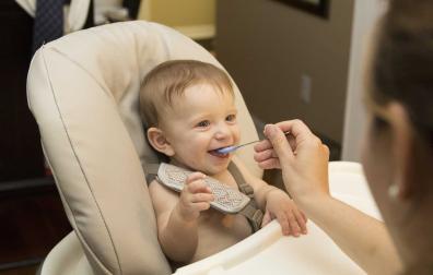 Un bebé comiendo