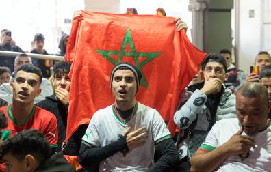 Marroquíes en Tudela ven el Marruecos-España en un bar y celebran el pase de su selección a cuartos de final de Catar 2022 tras vencer en la tanda de penaltis