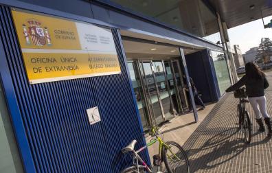 Personas accediendo a la oficina de Extranjería en Pamplona, en el barrio de Buztintxuri