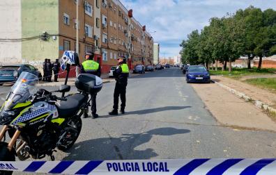 Miembros de la Policía Nacional y Local vigilando el exterior del edificio de viviendas donde se había atrincherado el hombre detenido