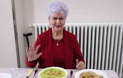 Varios residentes explican cómo funciona el menú de comidas en el centro, que comen productos que llegan directamente de la huerta e invitan al cocinero Alberto Chicote a que vaya a la residencia a probar su comida.