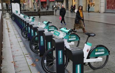 Hilera de bicicletas eléctricas en un punto de carga de Pamplona.