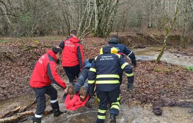 Imagen de los bomberos en el momento en el que han rescatado al peregrino en Espinal