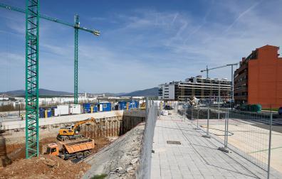 Vista de algunas de las obras de los nuevos pisos en Eulza y de la avenida pendiente de abrir