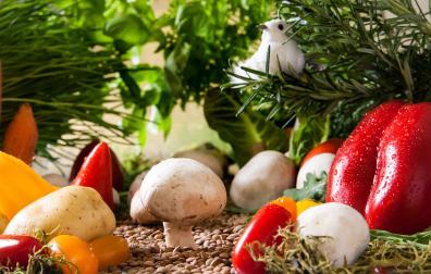Verduras, con paisaje de fondo