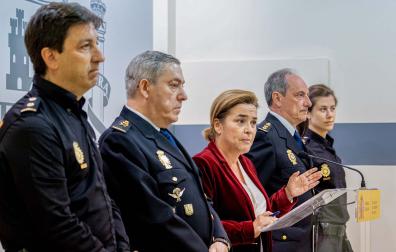 La delegada del Gobierno en La Rioja, Beatriz Arraiz (c), acompañada por el jefe superior de Policía Nacional en La Rioja Manuel Lagun (2i); el jefe de la Brigada Provincial de Policía Judicial, Eduardo Esteban (i); el jefe regional de Operaciones, Eliseo Gomez(2d), y la inspectora de la Unidad de Atención a la Familia y Mujer (UFAM), Zita Casacallana (d), durante su comparecencia para informar de la detención