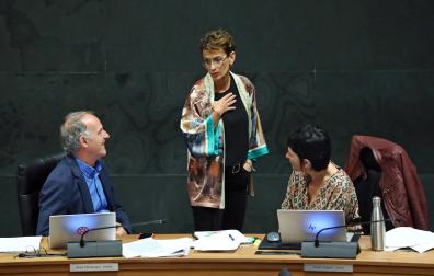 La presidenta foral y líder del PSN, María Chivite, hablando en el Parlamento con Adolfo Araiz y Laura Aznal, de EH Bildu