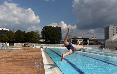 Los socios del Club de Tenis Pamplona ya pueden disfrutar de sus piscinas
