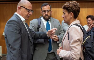 De izquierda a derecha: Carlos Gimeno, Javier Remírez y María Chivite, en el Parlamento de Navarra el pasado mes de mayo