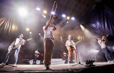 Concierto de En Tol Sarmiento (ETS) en la Plaza del Castillo.