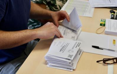 Llegada del voto por correo al colegio de Sarriguren./