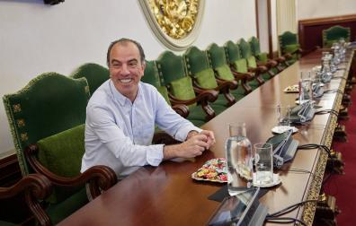 Carlos García Adanero, en el salón de plenos del ayuntamiento de Pamplona