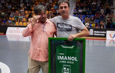 Imanol Arregui recibió de la mano de su hermano, Tatono, una camiseta conmemorativa