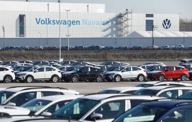 Coches en la campa de expediciones de Volkswagen en Landaben