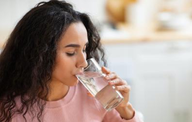 El agua puede tener un efecto indirecto en la pérdida de peso, sobre todo si sustituye a las bebidas hipercalóricas que muchos toman regularmente