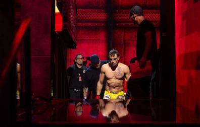 DE LA RIBERA HASTA FLORIDA. El navarro Michel Martínez saliendo a combatir contra el americano Kade Kottenbrook el pasado 2 de septiembre en su debut como profesional en la liga Combate Global de MMA en Estados Unidos. Se trata de su primer combate en el contiente