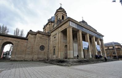 Imagen de la fachada principal del monumento a los Caídos