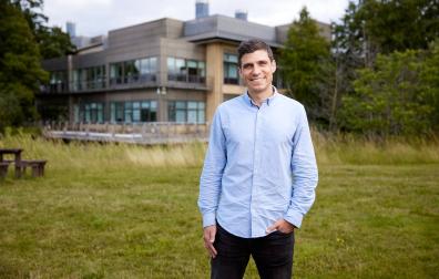 ñigo Martincorena Arróniz frente al Wellcome Sanger Institute, en Cambridge (Reino Unido).