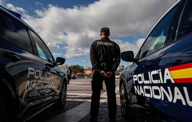 Un agente de la Policía Nacional en Valencia