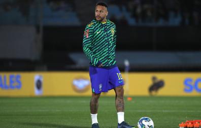 Neymar durante un calentamiento con la selección brasileña