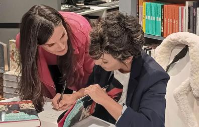 La reina Letizia acudió este sábado a unos céntricos almacenes madrileños para que su amiga Sonsoles Ónega le firmara un ejemplar de su libro 'Las hijas de la criada'