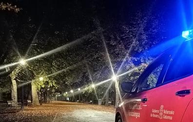 Una patrulla de Seguridad Ciudadana de Policía Foral, en un parque público de Pamplona