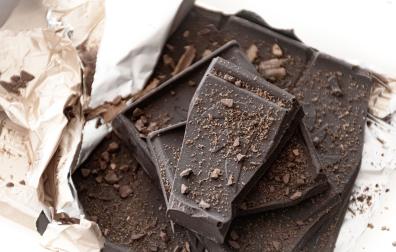 Una tableta de chocolate negro