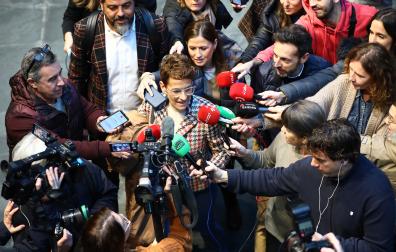 La presidenta de Navarra, María Chivite, este jueves en el Parlamento de Navarra rodeada de micrófonos tras la moción de censura a Ibarrola en Pamplona