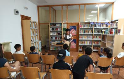 Estudiantes de primaria y secundaria durante una visita a la biblioteca